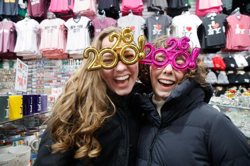 Người dân trên khắp thế giới chào đón năm mới 2026 với nụ cười rạng rỡ trên môi. Trong đó, Kiritimati - hòn đảo lớn nhất của quốc đảo Kiribati ở châu Đại Dương - là nơi đầu tiên trên thế giới bước sang năm 2026, vào lúc 17h ngày 31/12 theo giờ Hà Nội. Kiribati gồm 33 đảo san hô, trải rộng trên vùng biển Thái Bình Dương với diện tích hơn 3,5 triệu km², trở thành một trong những quốc gia có không gian lãnh thổ biển lớn nhất hành tinh.