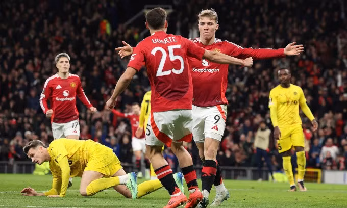 Hojlund (số 9) mừng bàn ấn định thắng lợi 3-2 cho Man Utd trước Bodo/Glimt trên sân Old Trafford, thành phố Manchester, Anh tối 28/11/2024. Ảnh: EPA