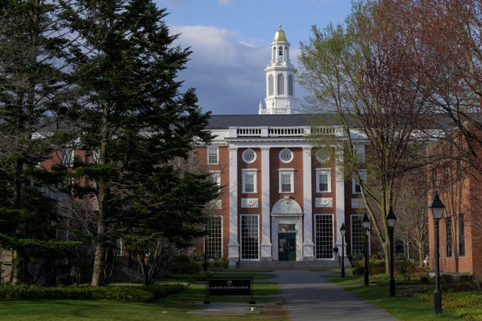 Khuôn viên Trường Kinh doanh Đại học Harvard ở Cambridge, bang Massachusetts ngày 15/4. Ảnh: Reuters Khuôn viên Trường Kinh doanh Đại học Harvard ở Cambridge, bang Massachusetts ngày 15/4. Ảnh: Reuters