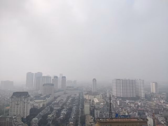 Tình trạng ô nhiễm không khí diễn ra nhiều ngày nay ở Hà Nội. Ảnh: NVHT