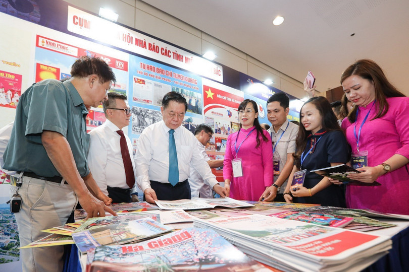 Trưởng Ban Tuyên giáo và Dân vận Trung ương Nguyễn Trọng Nghĩa tham quan gian trưng bày của Báo Hà Giang. (Ảnh: Lê Đông/TTXVN) Trưởng Ban Tuyên giáo và Dân vận Trung ương Nguyễn Trọng Nghĩa tham quan gian trưng bày của Báo Hà Giang. (Ảnh: Lê Đông/TTXVN)