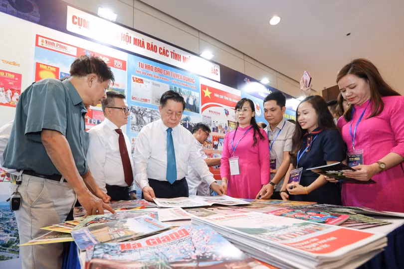 Trưởng Ban Tuyên giáo và Dân vận Trung ương Nguyễn Trọng Nghĩa tham quan gian trưng bày của Báo Hà Giang. (Ảnh: Lê Đông/TTXVN)