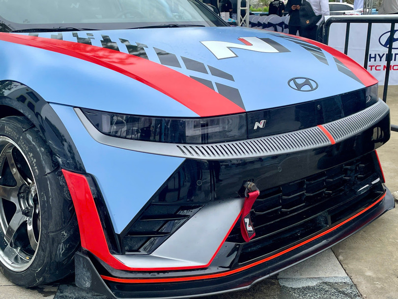 So với mẫu xe tiêu chuẩn, mẫu xe bản drift có ngoại thất hầm hố và bắt mắt hơn nhờ bộ tem kiểu xe đua, cản trước cũng được thêm bộ ốp màu đỏ giúp tăng tính liên kết từ đầu đến đuôi xe.