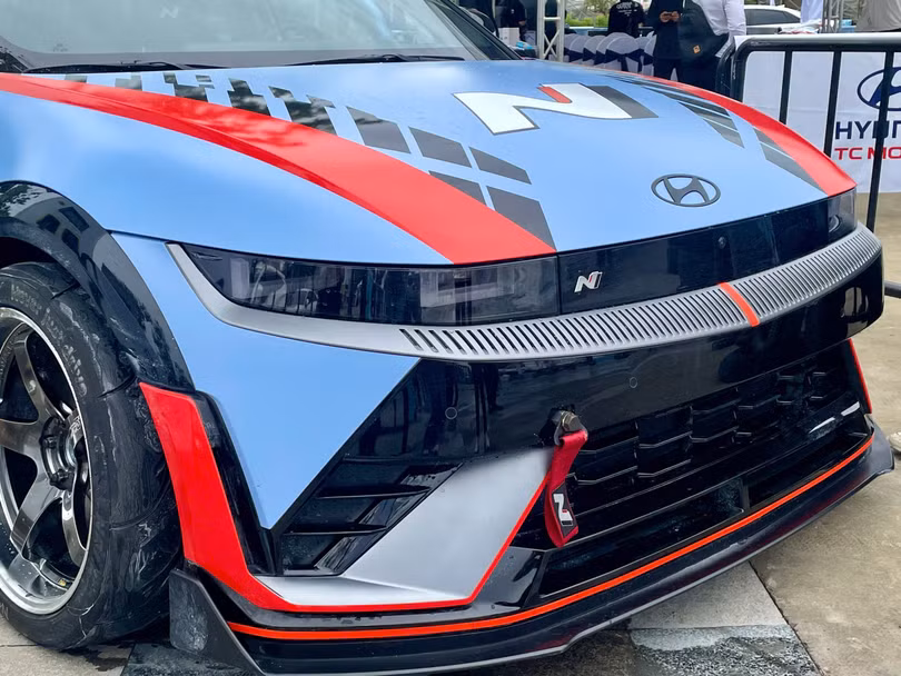 So với mẫu xe tiêu chuẩn, mẫu xe bản drift có ngoại thất hầm hố và bắt mắt hơn nhờ bộ tem kiểu xe đua, cản trước cũng được thêm bộ ốp màu đỏ giúp tăng tính liên kết từ đầu đến đuôi xe.