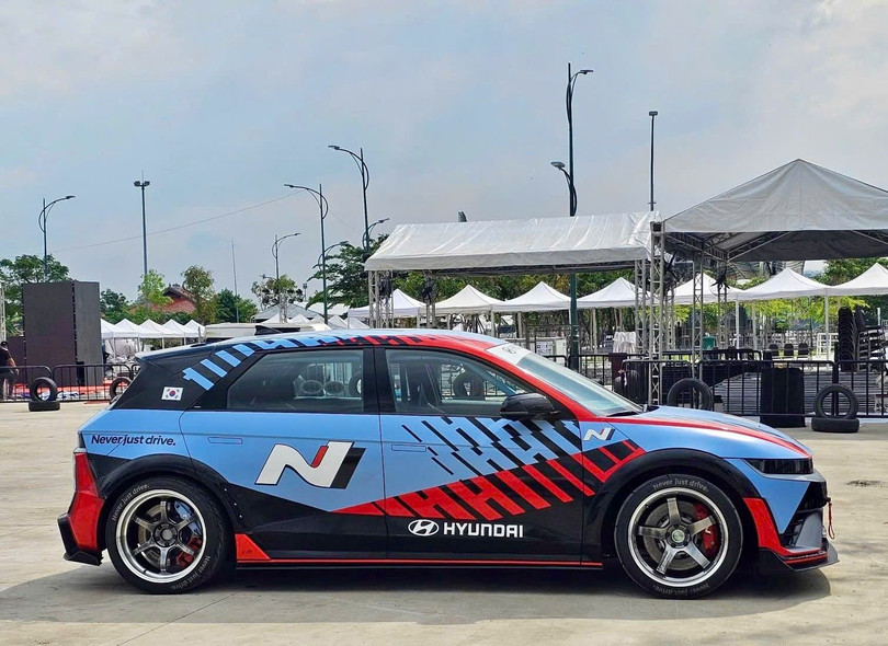 Trước đó vào tháng 4/2024, mẫu xe này được ra mắt tại Thái Lan dưới dạng thăm dò thị trường, chưa công bố mở bán chính thức. Ở Mỹ, giá bán của mẫu xe điện thể thao này dao động 67.475 USD.