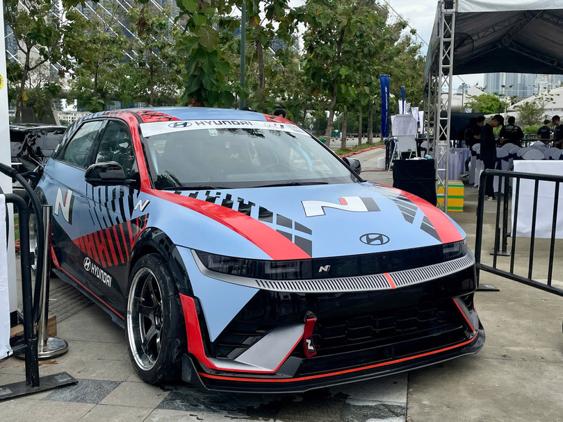 Ngày 7-8/12, chiếc xe điện thể thao hiệu suất cao của Hyundai, IONIQ 5 N lần đầu được trưng bày tại sự kiện Hyundai Experience Day ở TP.HCM. Chiếc IONIQ 5 N được trưng bày là phiên bản &quot;độ&quot; chuyên drift thường được biểu diễn, thi đấu trong các &quot;drift show&quot;.