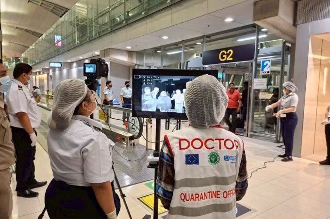 Sân bay quốc tế Suvarnabhumi, Thái Lan, giám sát thân nhiệt hành khách đến từ Tây Bengal, Ấn Độ, hôm 25/1. Ảnh: AP