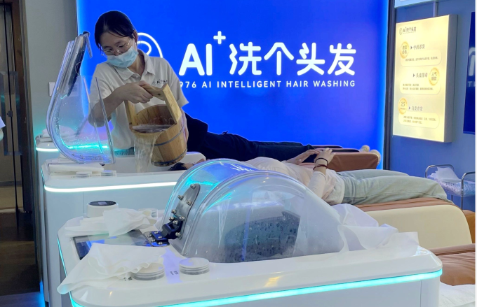 Bên trong một cửa hàng sử dụng máy gội đầu bằng AI tại Trung Quốc. Ảnh: Eyeshenzhen Bên trong một cửa hàng sử dụng máy gội đầu bằng AI tại Trung Quốc. Ảnh: Eyeshenzhen