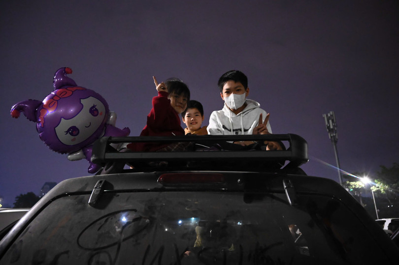 Hàng chục nghìn người đổ về khu vực trung tâm Hà Nội, TP.HCM và các thành phố để chờ ngắm pháo hoa mừng năm mới 2026, trong khi nhiều người khác lên đường trở về sum họp bên gia đình trong dịp đầu năm mới. Ảnh: Đinh Hà.