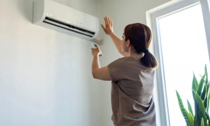 Nhiều nhà sản xuất khuyên đóng cửa khi bật điều hòa để tăng hiệu quả làm mát, tiết kiệm điện. Ảnh: ACCEService