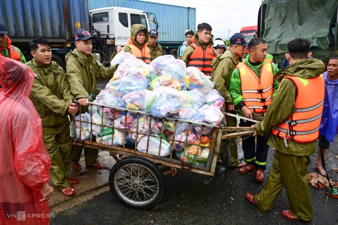 Công an cứu trợ cho người dân vùng cô lập xã Hòa Xuân, chiều 22/11. Ảnh: Thanh Tùng