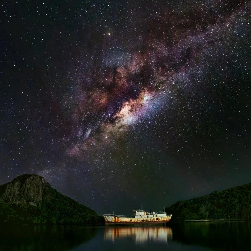 Tác giả còn săn hình ảnh dải ngân hà tuyệt đẹp treo trên "con tàu ma" ở Côn Đảo.