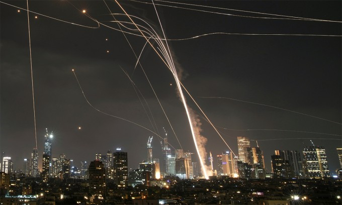 Phòng không Israel đánh chặn tên lửa Iran tại Tel Aviv ngày 13/6. Ảnh: AP Phòng không Israel đánh chặn tên lửa Iran tại Tel Aviv ngày 13/6. Ảnh: AP