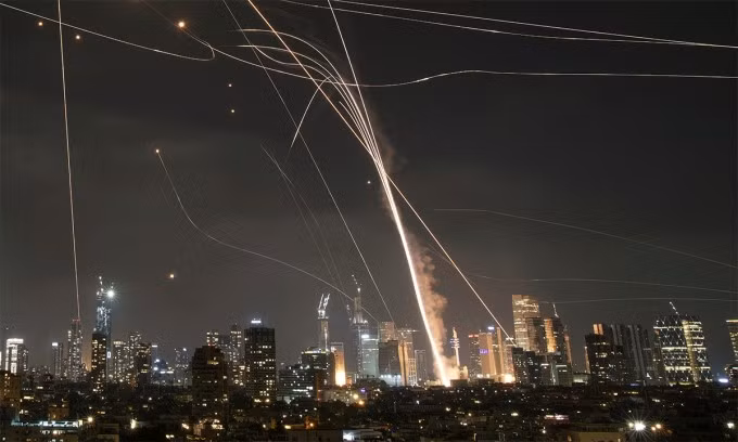Phòng không Israel đánh chặn tên lửa Iran tại Tel Aviv ngày 13/6. Ảnh: AP