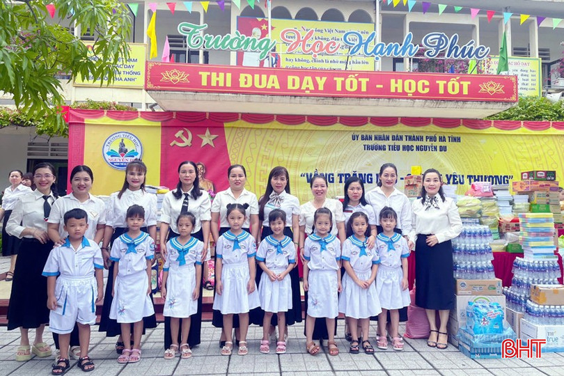 Cô trò Trường Tiểu học Nguyễn Du (TP Hà Tĩnh) quyên góp các nhu yếu phẩm hỗ trợ đồng bào các tỉnh phía Bắc bị ảnh hưởng bởi thiên tai, bão lụt. z5834718883676_521f637e7eb8f61958090476a578de04.jpg