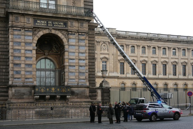 Chiếc xe thang được nhóm cướp sử dụng để đột nhập bảo tàng Louvre sáng 19/10. Ảnh: AFP