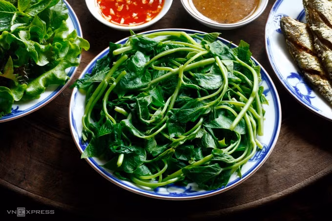 Mọi người nên ăn nhiều rau xanh để cung cấp chất xơ, không nên phụ thuộc vào thực phẩm chức năng. Ảnh:Bùi Thủy