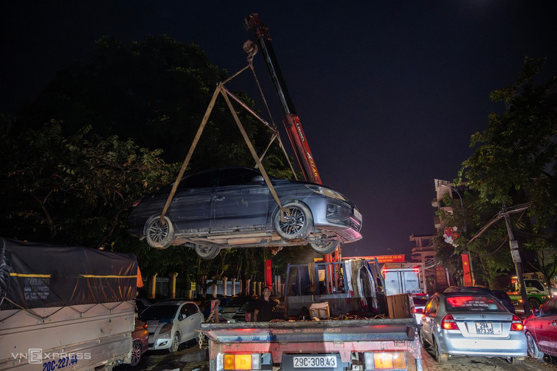 Chủ xe thuê xe cứu hộ đưa về gara sửa chữa.