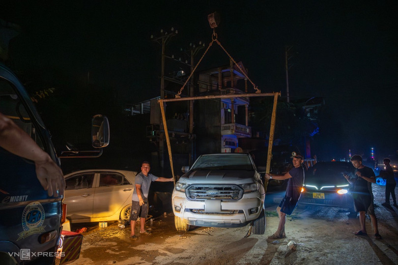 &quot;Nhà tôi có 3 xe chạy lên đây đỗ, thiệt hại cũng phải hơn 1 tỷ đồng. Tôi chưa bao giờ thấy con đường này ngập cao như thế nên mọi người đều đem xe lên đây đỗ&quot;, một chủ xe cho biết.