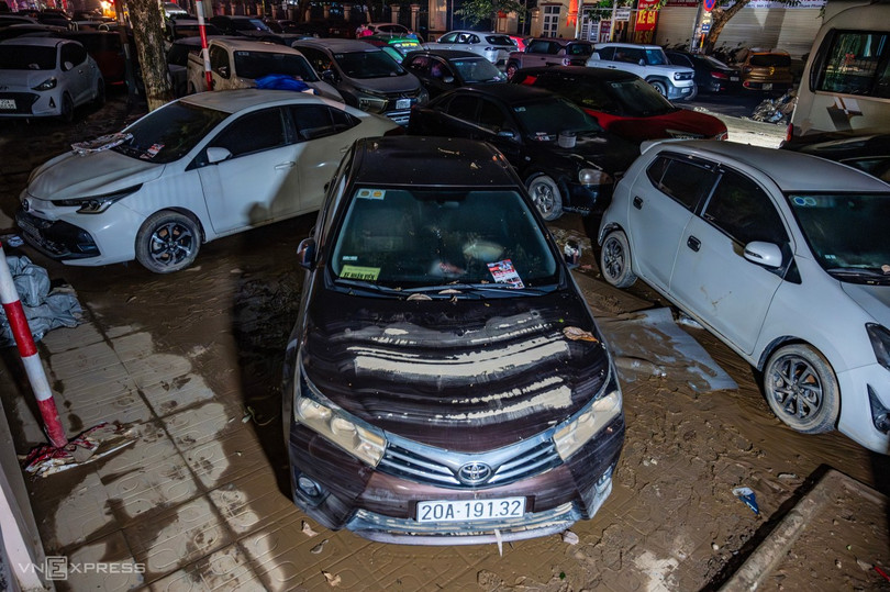 Đa số xe đều phủ bùn sau khi bị ngâm trong nước lụt.