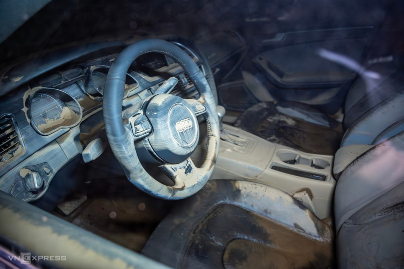 Bùn đất bám lại trong một chiếc xe Audi.