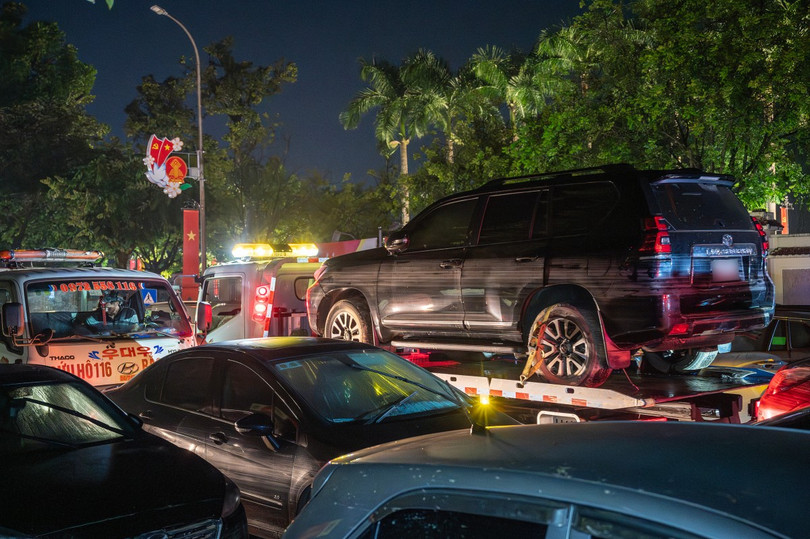 Một xe gầm cao bị ngập cũng được đưa lên xe cứu hộ.