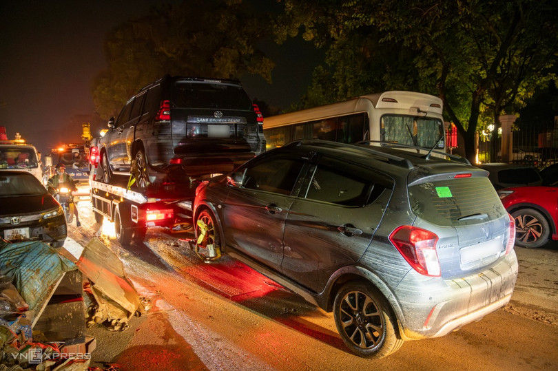 Mỗi xe cứu hộ sẽ đưa hai ôtô đi cùng lúc. Tất cả xe ở đây đều ngâm nước gần hai ngày trong đợt ngập vừa qua.