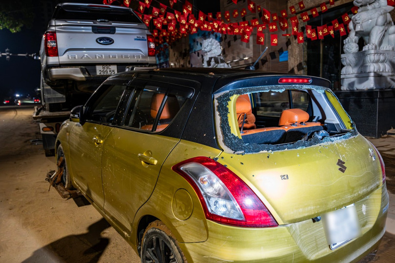 Trên đường Bến Tượng cũng xuất hiện những xe bị vỡ kính và ngâm trong nước chờ xe cứu hộ đưa đi.