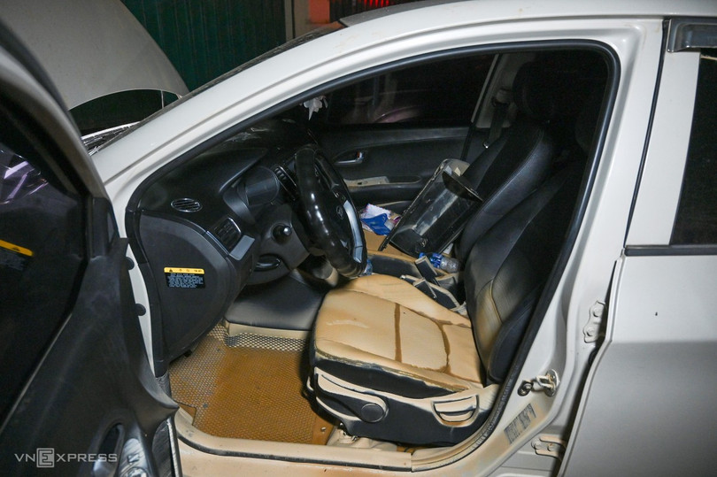 Nội thất của chiếc Huyndai i10 đổi màu vì nước ngập và bùn.