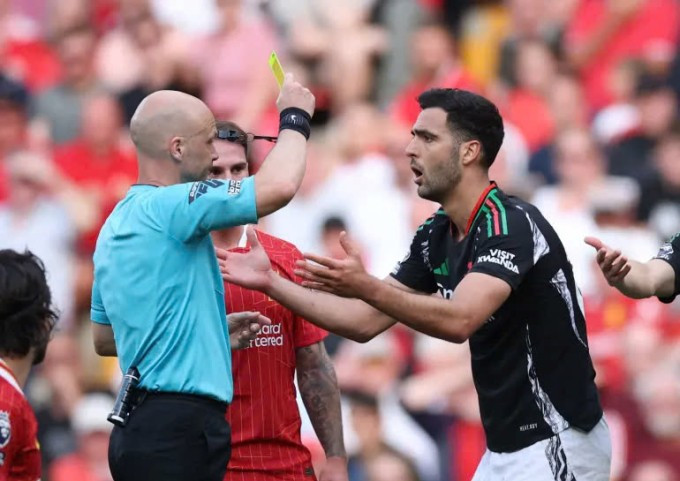 Trọng tài rút thẻ vàng thứ hai cho Mikel Merino. Ảnh: Reuters Trọng tài rút thẻ vàng thứ hai cho Mikel Merino. Ảnh: Reuters