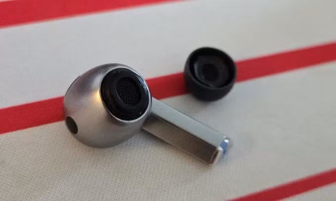 Buds 3 Pro với phần nút tai bị rách khi tháo ra. Ảnh: Reddit/iamthedayman21