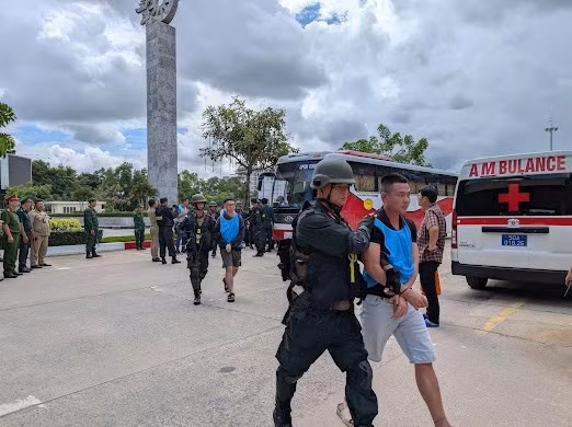 Các đối tượng bị bắt giữ tại Cơ quan Công an Thành phố Hồ Chí Minh (Ảnh: Công an TP. Hồ Chí Minh cung cấp).