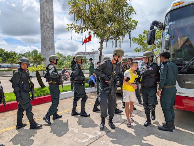 Các đối tượng bị bắt giữ tại Cơ quan Công an Thành phố Hồ Chí Minh. (Ảnh do Công an Thành phố Hồ Chí Minh cung cấp).