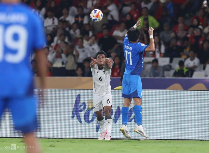 Robi Darwis (áo trắng) ném biên khiến Jaime Rosquillo đánh đầu ngược phản lưới giúp Indonesia thắng Philippines 1-0 ở lượt hai bảng A U23 Đông Nam Á 2025, tại sân Gelora Bung Karno, Indonesia ngày 18/7/2025. Ảnh: Hai Tư Robi Darwis (áo trắng) ném biên khiến Jaime Rosquillo đánh đầu ngược phản lưới giúp Indonesia thắng Philippines 1-0 ở lượt hai bảng A U23 Đông Nam Á 2025, tại sân Gelora Bung Karno, Indonesia ngày 18/7/2025. Ảnh: Hai Tư