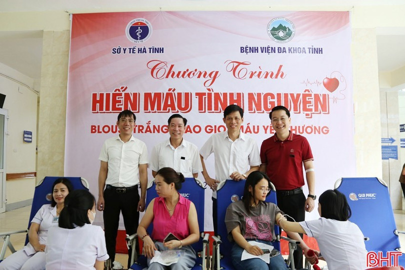 Pour répondre aux besoins d'urgence en sang et en traitement des patients, contribuant ainsi à surmonter la pénurie de sang à l'hôpital général provincial, le matin du 2 août, le département de la santé de Ha Tinh a organisé le premier programme de don de sang volontaire en 2025 avec le thème : « La blouse blanche donne des gouttes de sang d'amour ». image-5.jpg