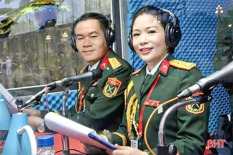 Thượng tá Nguyễn Hữu Lập và Trung tá Dương Thị Cúc góp phần truyền tải không khí hào hùng qua những lời thuyết minh đầy cảm xúc. bqbht_br_z6962325599753-039d37cda1cd279d00add37f27bfda87.jpg
