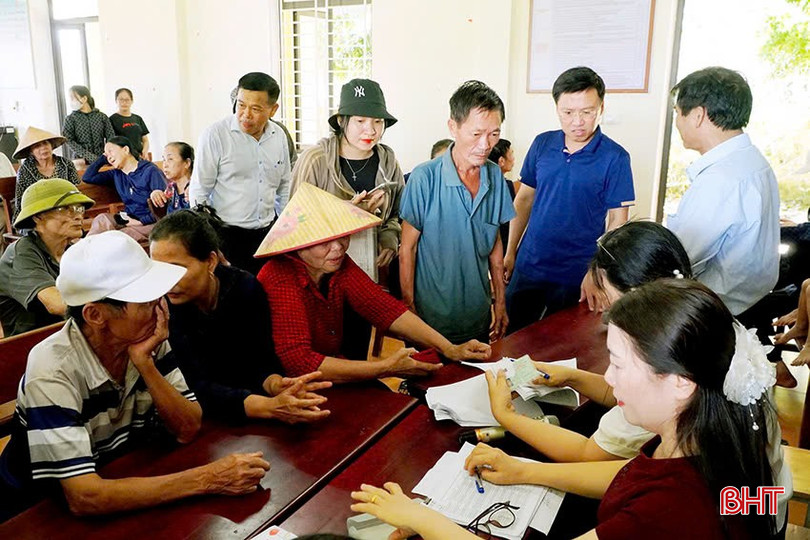 Tại phường Trấn Phú, 34 tổ chi trả đã được thành lập để chi trả tiền quà 2/9 cho hơn 38.000 người dân trên địa bàn. bqbht_br_z6964003954437-27ab61e426af7602b7d6814ba3f70713.jpg