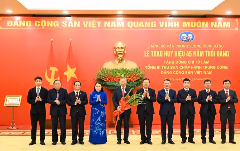 Đảng bộ Văn phòng Trung ương Đảng tặng hoa chúc mừng đồng chí Tổng Bí thư Tô Lâm. (Ảnh: DUY LINH)