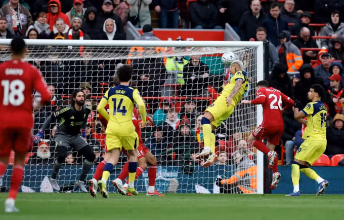 Richarlison bỏ lỡ cơ hội ghi bàn. Ảnh: Reuters