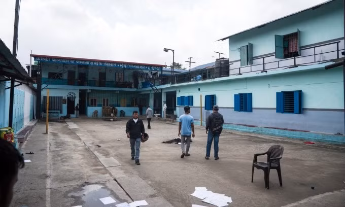 Quang cảnh nhà tù Kaski của Nepal ngày 10/9, một ngày sau khi 773 tù nhân trốn thoát khỏi cơ sở này. Ảnh: AFP