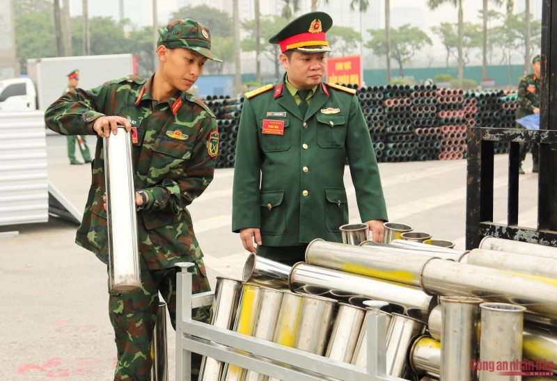 Các ống phóng được chế tạo bằng kim loại, với nhiều đường kính khác nhau, phù hợp kích cỡ của từng loại pháo hoa. Các ống sẽ được đặt trong từng giá khác nhau