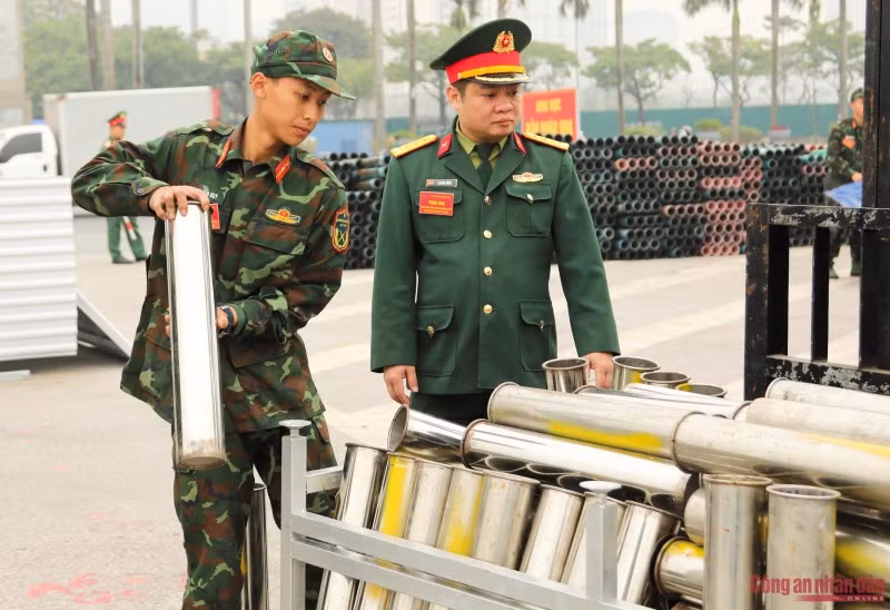 Các ống phóng được chế tạo bằng kim loại, với nhiều đường kính khác nhau, phù hợp kích cỡ của từng loại pháo hoa. Các ống sẽ được đặt trong từng giá khác nhau