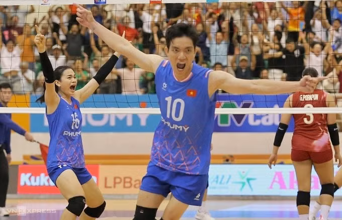 Bích Tuyền mừng Việt Nam thắng Thái Lan 3-2 để vô địch chặng hai giải bóng chuyền nữ SEA V-League 2025, tại nhà thi đấu tỉnh Ninh Bình, ngày 10/8. Ảnh: Hiếu Lương