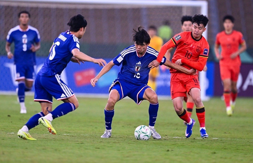 Wang Yudong (số 10, cam) tranh bóng với Sato (số 10, xanh) trên sân Prince Abdullah al-Faisal ở Jeddah, Arab Saudi ngày 24/1/2026. Ảnh: AFC