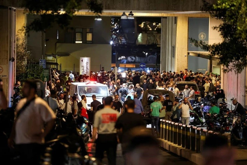 Mọi người tập trung bên ngoài một bệnh viện tại Beirut sau khi loạt máy nhắn tin phát nổ. (Nguồn: Reuters) Mọi người tập trung bên ngoài một bệnh viện tại Beirut sau khi loạt máy nhắn tin phát nổ. (Nguồn: Reuters)
