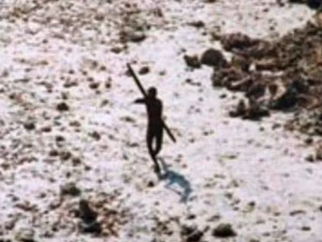 Người Sentinelese trên đảo North Sentinel nổi tiếng là hay bắn tên vào người lạ khi nhìn thấy họ. Ảnh: News Au.