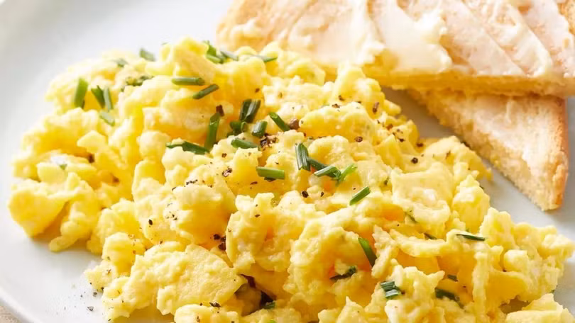 Trứng có thể chế biến bằng cách luộc chín hay rán… trong chế độ ăn uống hàng ngày.