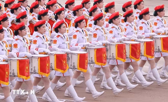 Khối nữ Quân nhạc. (Ảnh: Văn Điệp/TTXVN)