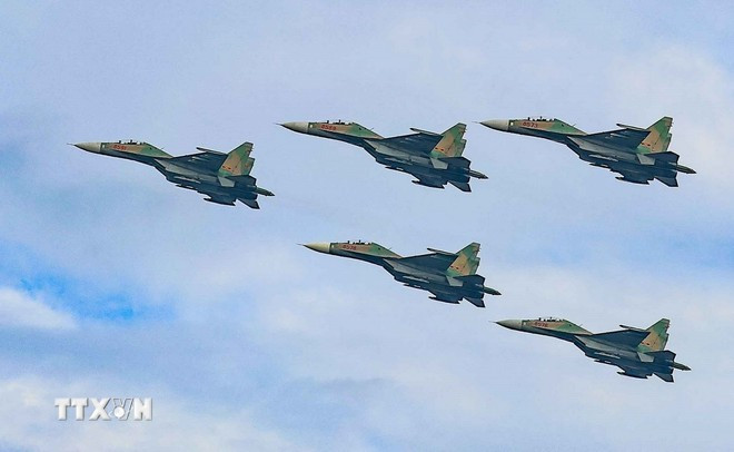 Màn trình diễn của máy bay tiêm kích Su-30MK2 trên bầu trời Hà Nội. (Ảnh: TTXVN) Màn trình diễn của máy bay tiêm kích Su-30MK2 trên bầu trời Hà Nội. (Ảnh: TTXVN)