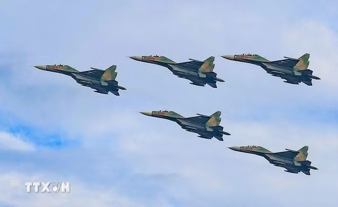 Màn trình diễn của máy bay tiêm kích Su-30MK2 trên bầu trời Hà Nội. (Ảnh: TTXVN)